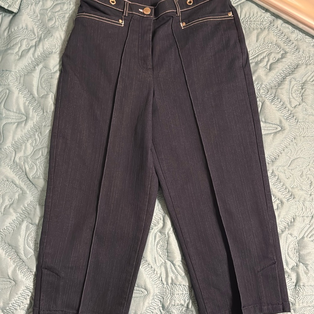 ❤️(128) Ladies Capris jeans by TanJay. Size 8. Like new condition. stretchy